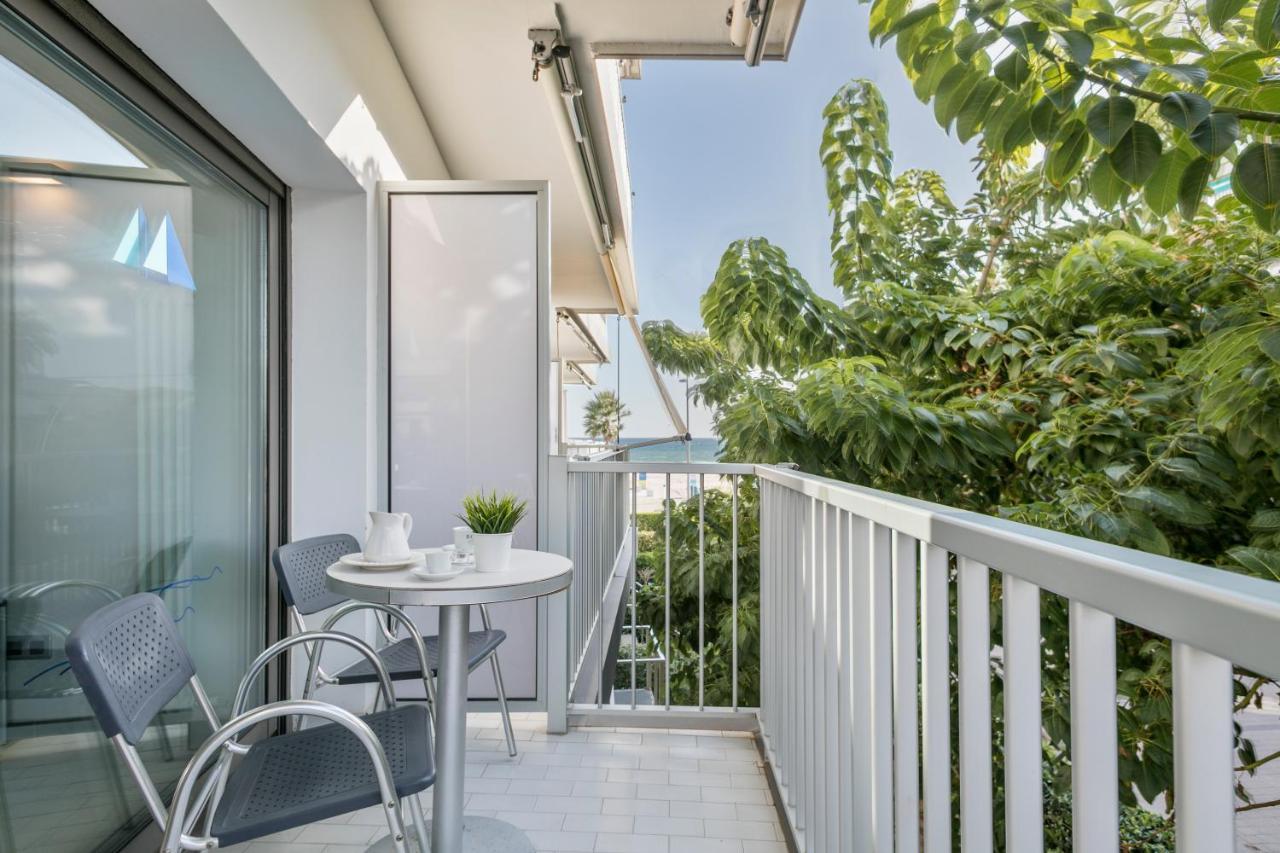 Apartamentos Marfina Castelldefels Bagian luar foto
