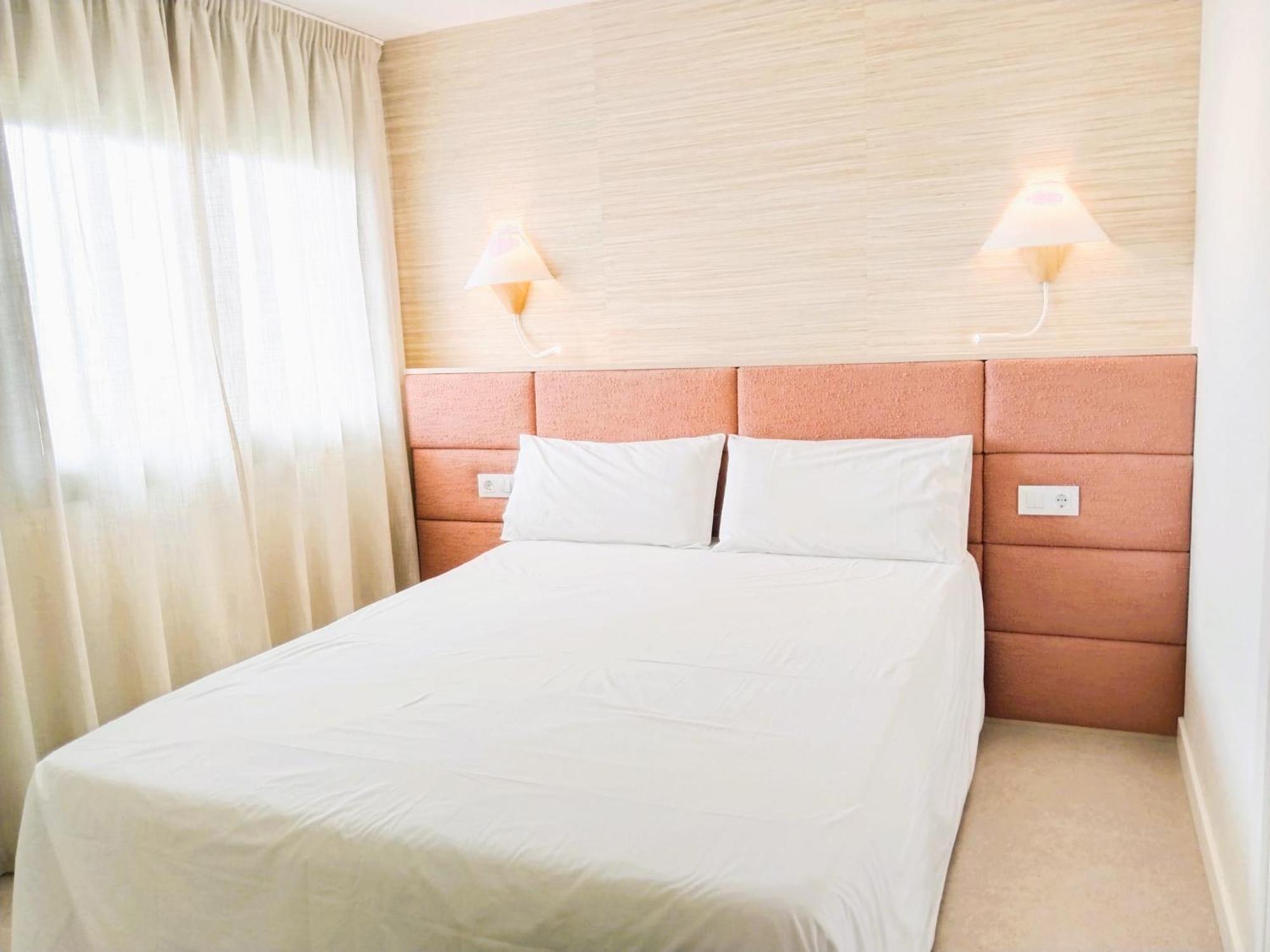 Apartamentos Marfina Castelldefels Bagian luar foto